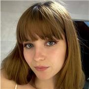 Maestra de educación primaria da clases económicas para apoyo escolar